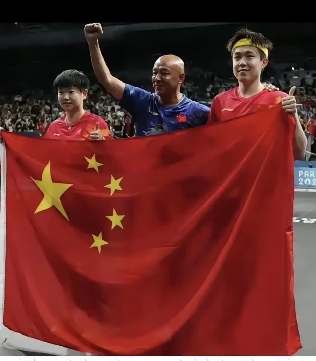 青年球员拼尽全力，为球队捧回胜利